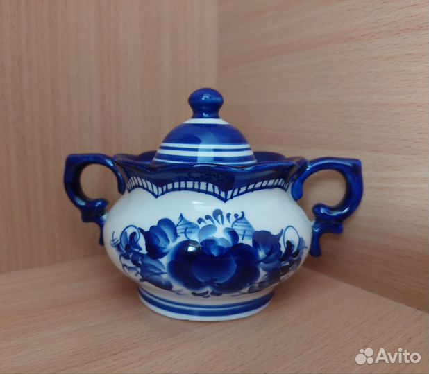 Продаю фарфоровые изделия из Гжели