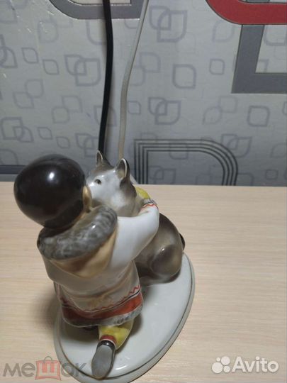 Фарфоровая статуэтка. Мальчик с собакой