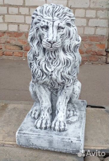 Лев из бетона