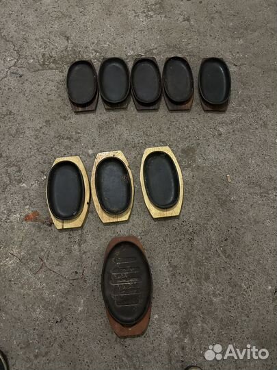 Сковородка чугунная на деревянной подставке