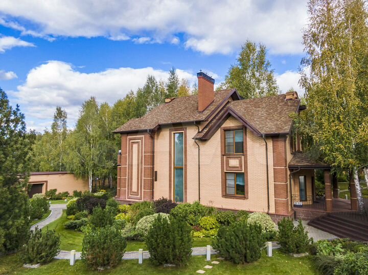 Коттедж 380 м² на участке 82 сот.