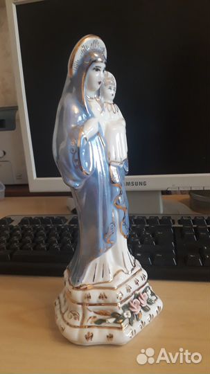 Фарфоровая статуэтка Богородица