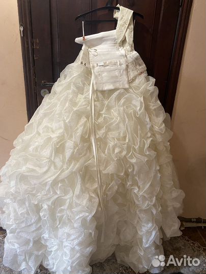 Новое с бирками для красивой выпускницы