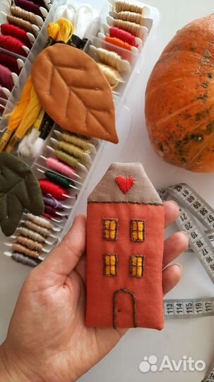 Осенний декор панно с листиками и домиком сканди