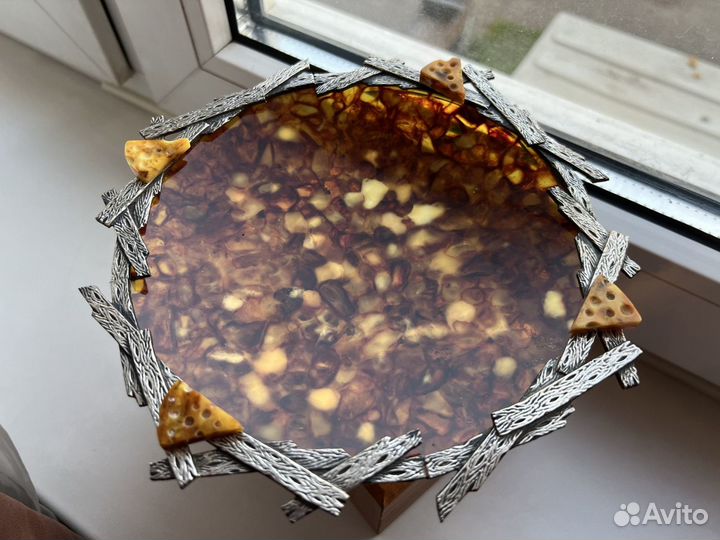 Тарелка для сыра из янтаря с серебром