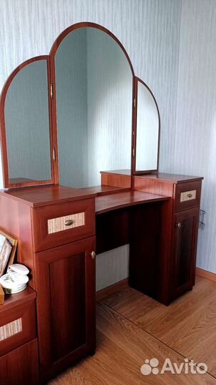 Макияжный столик