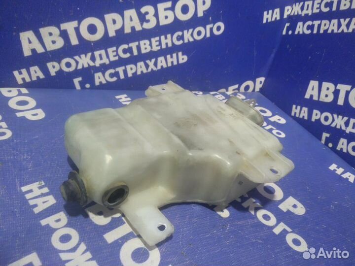 Бачок омывателя заднего стекла Mitsubishi Pajero 2