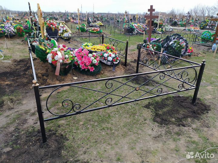 Ограды на кладбище могилу