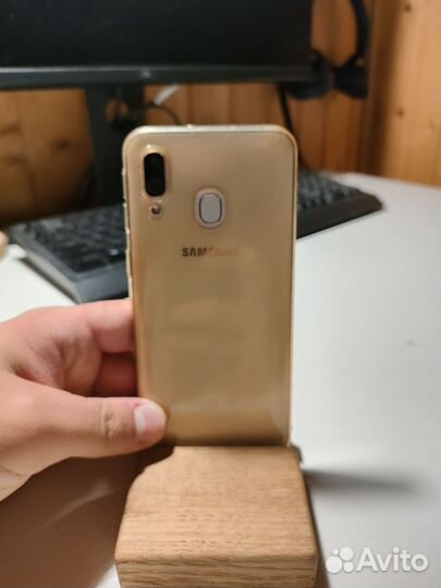 Samsung Galaxy A40, 4/64 ГБ