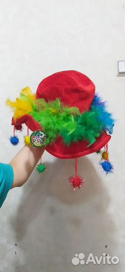 Шляпа с перьями и помпонами