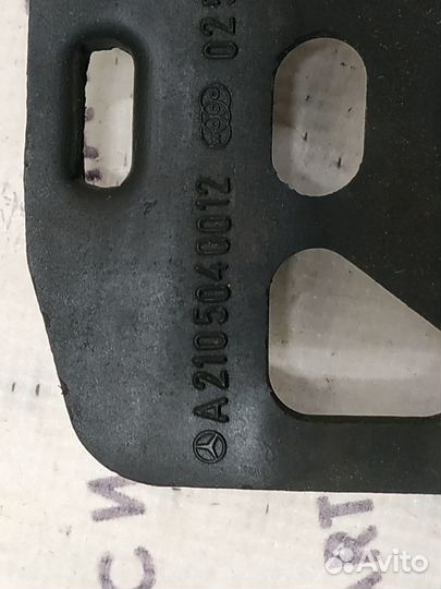 Опора радиатора w210 Mercedes нижняя (пара)