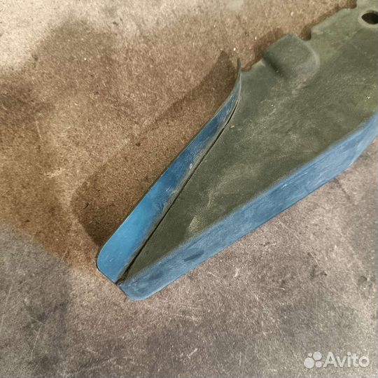 Накладка на крыло правая Ford Focus 2