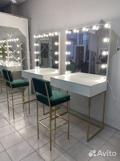 Гримерный стол с зеркалом