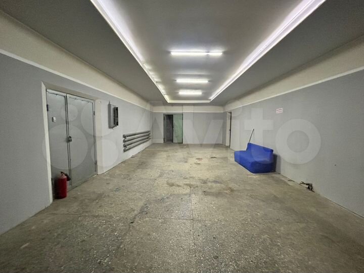 Здание, 13599 м²