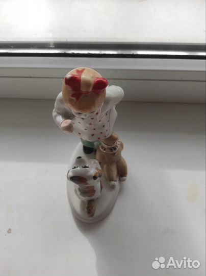 Фарфоровая статуэтка