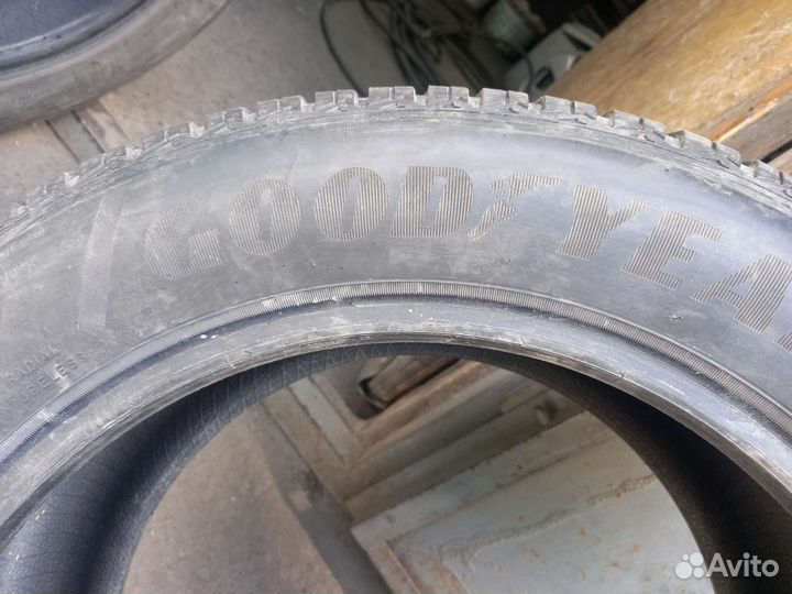Goodyear UltraGrip 8 Performance 235/55 R17