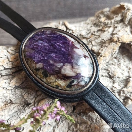 Необычная подвеска - галстук с чароитом