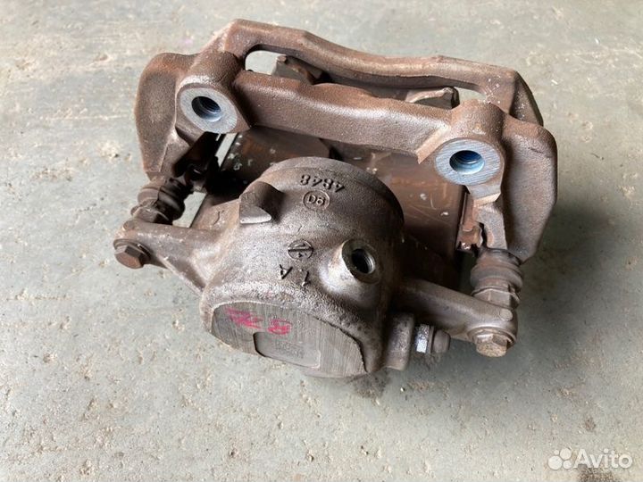 Суппорт передний правый Mercedes-Benz C-Class W204