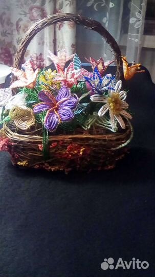 Плетеная корзиночка с цветами из биссера