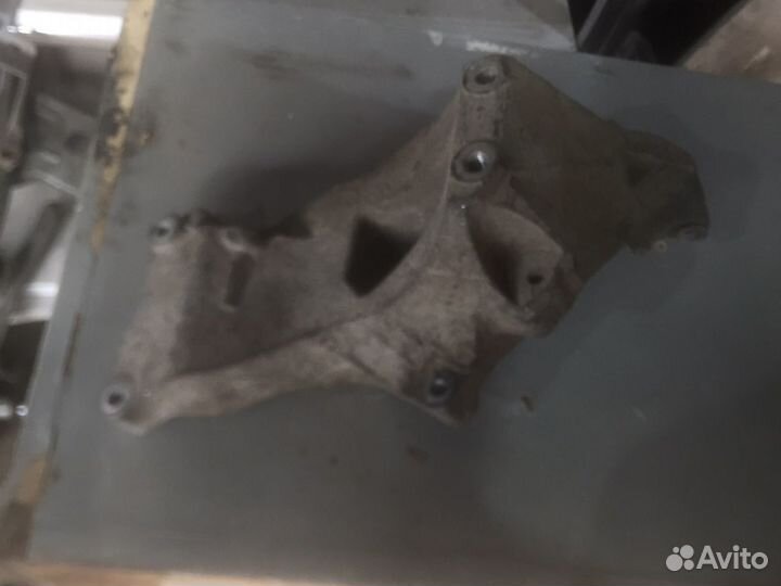 Кронштейн генератора land rover