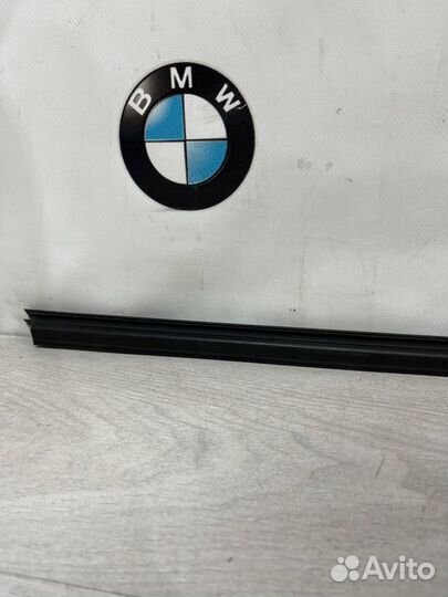 Уплотнитель стекла двери задний правый Bmw X5