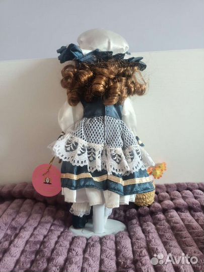 Кукла фарфоровая