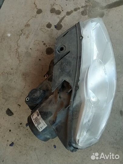 Фара Volkswagen Passat B6