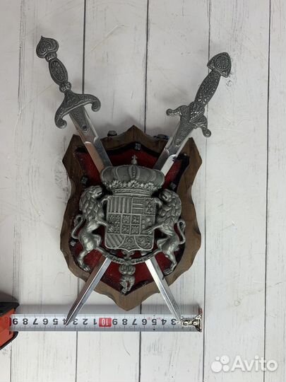 Рыцарский герб Панно с кинжалами