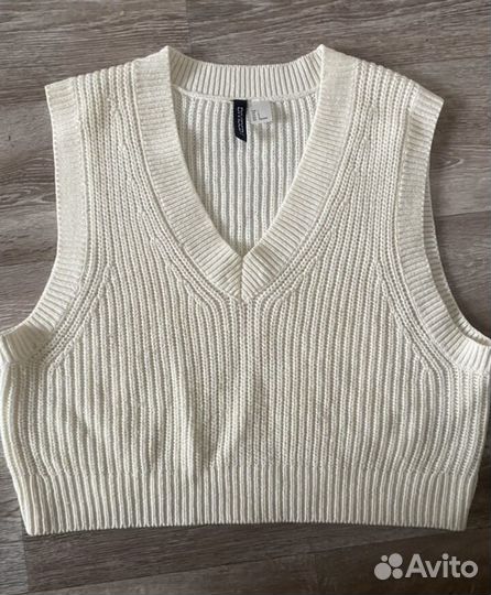 Жилетка вязаная светлая