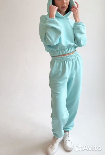 Спортивный костюм с укороченным верхом