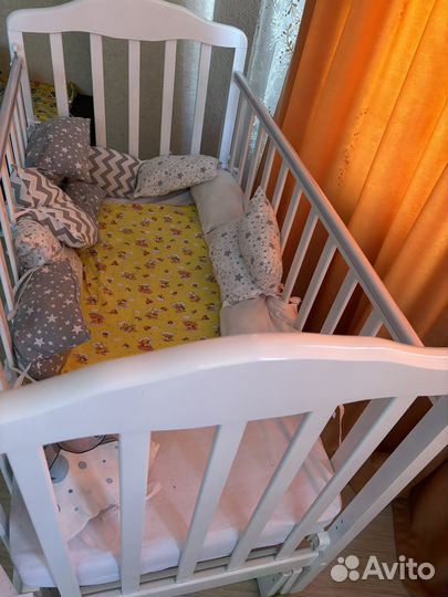 Детская кроватка с маятником (матрас)