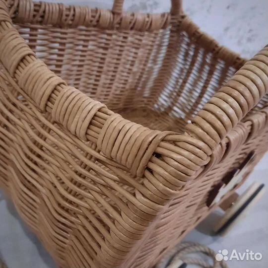 Плетёная корзина на колёсиках