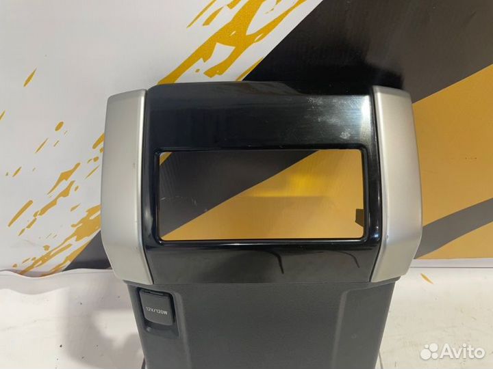 Накладка центральной консоли задняя Toyota Land