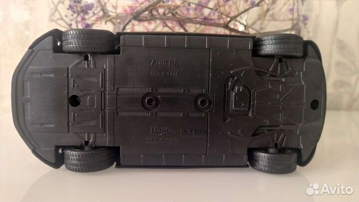 Игрушка машинка модель audi R8 1/24 Maisto