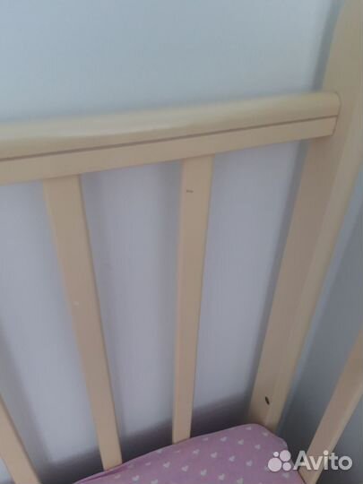 Детская кроватка с маятником