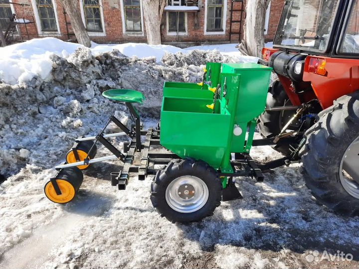 Картофелесажалка двухрядная с бункером для удобрен