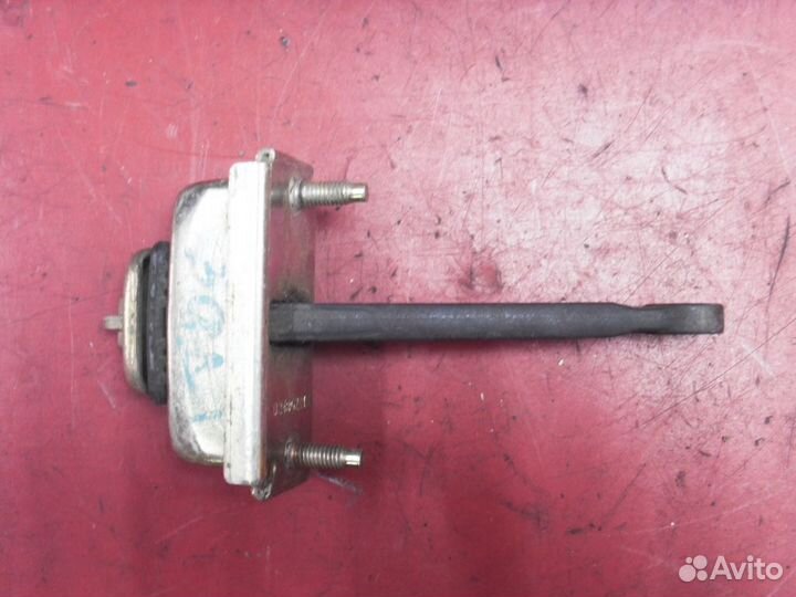 Ограничитель двери задний GE4T72270A Mazda Capella