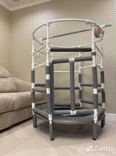 Батут для ребенка с каркасом и турником