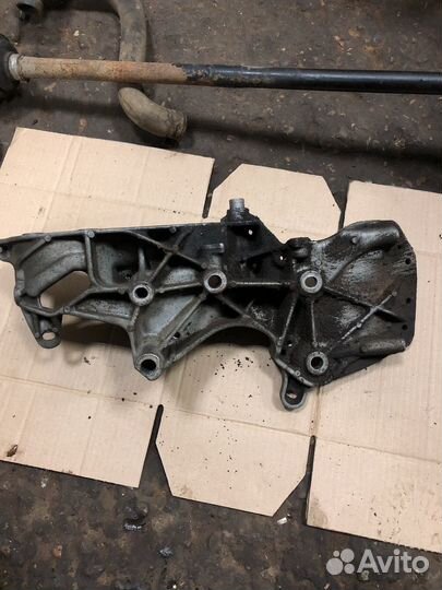 Кронштейн гидроуселителя рено мега 1