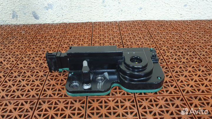 Доводчик крышки багажника Volkswagen Touareg 7L