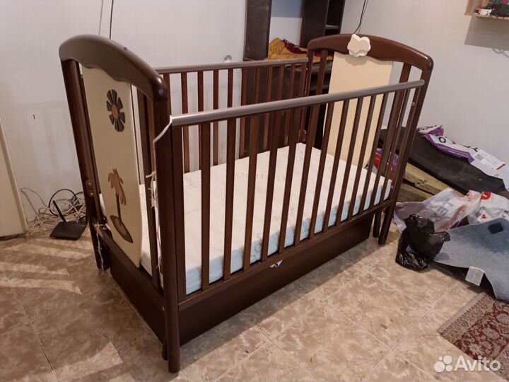 Детская кроватка с маятником