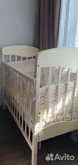 Детская кроватка с продольным маятником