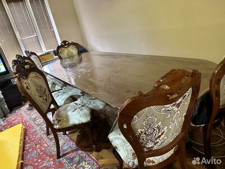 Стол и стулья