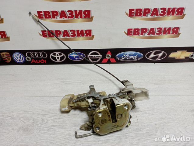 Замок двери передний правый Toyota Funcargo