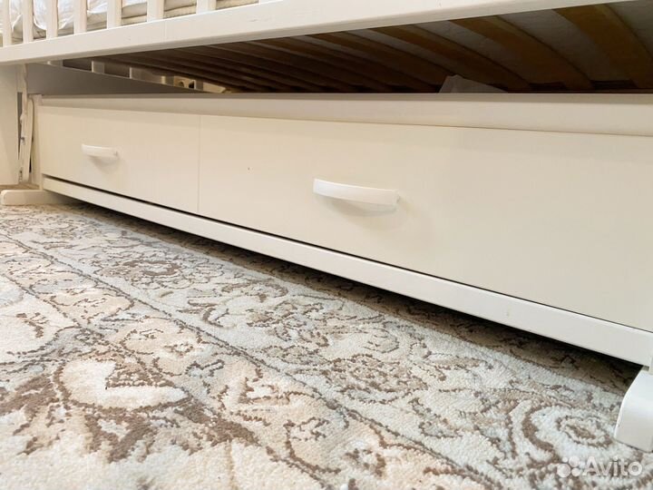 Белая детская кроватка