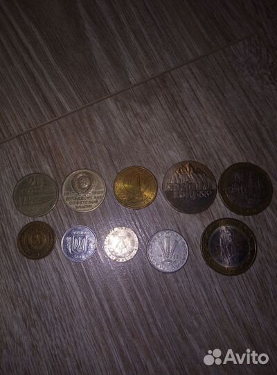 Значки и монеты