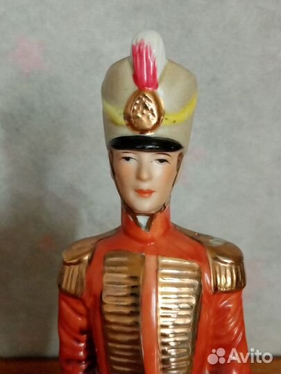 Фарфоровая статуэтка