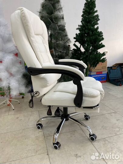 Офисное кресло с подножкой