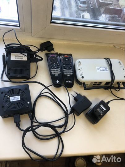 2 телевизионные приставки,вай-фай роутер