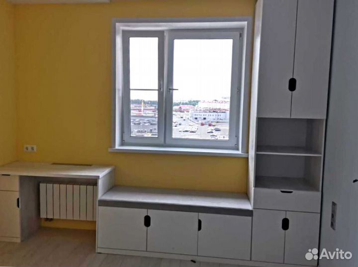 Рабочая зона в углу у окна